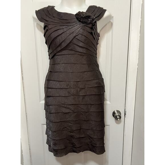 London Times Women’s Sable Brown Flutter Sleeve Cocktail Dress w/Rosette Size 6 - Picture 3 of 16